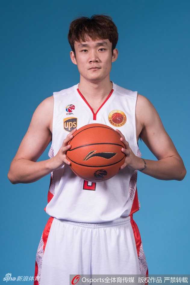 北境之光:2018年CBA全明星北区战袍下的荣耀与锋芒 丁彦雨航面对防守,干拔跳起,指尖轻柔地将球拨出,篮球在空中划出一道彩虹般的弧线。