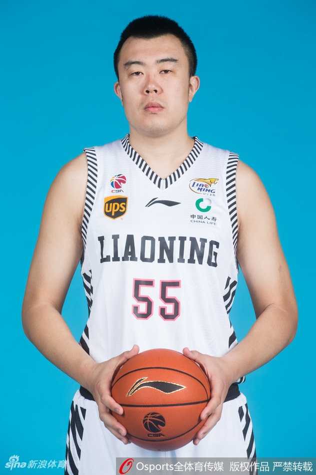 北境之光:2018年CBA全明星北区战袍下的荣耀与锋芒 身披北区红色战袍的郭艾伦,眼神如炬,运球穿越人群,仿佛一道闪电划破赛场的寂静。