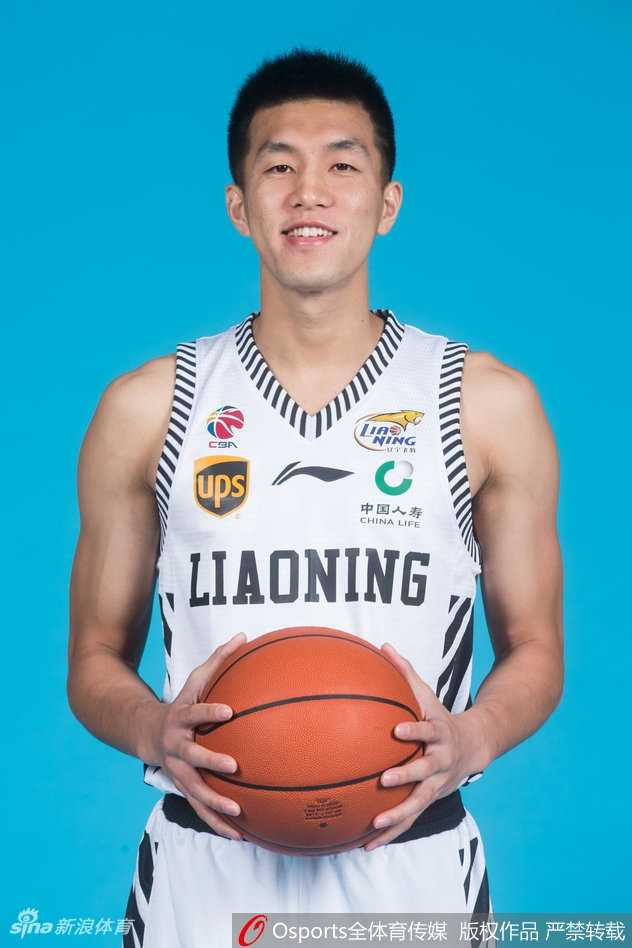 北境之光:2018年CBA全明星北区战袍下的荣耀与锋芒 亚当斯在三分线外一步运球,突然急停干拔,出手瞬间防守者只能望球兴叹,眼神中充满无奈。