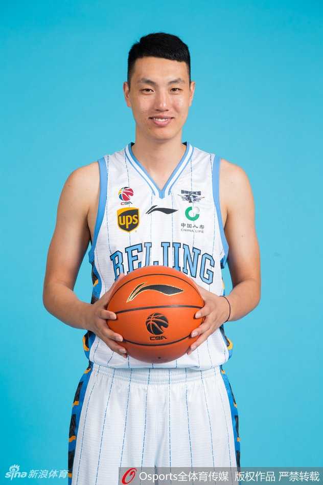 北境之光:2018年CBA全明星北区战袍下的荣耀与锋芒 韩德君在篮下卡位,利用庞大的身躯顶开对手,单手高高举起,准备来一记势大力沉的双手灌篮。