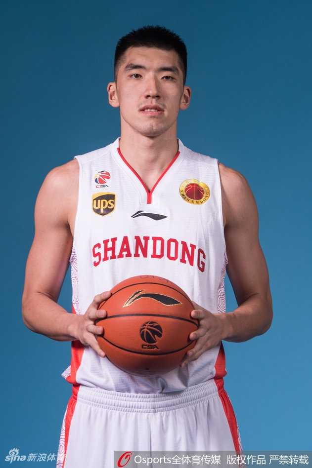 北境之光:2018年CBA全明星北区战袍下的荣耀与锋芒 方硕在严密防守下冷静施射,皮球离开指尖的瞬间,他的眼神依然死死地盯着远处的篮筐。