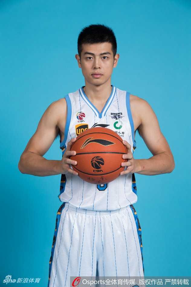 北境之光:2018年CBA全明星北区战袍下的荣耀与锋芒 阿不都沙拉木在快攻中舒展身体,上演单手劈扣,飘逸的身姿与凶猛的扣篮形成了绝妙的视觉反差。