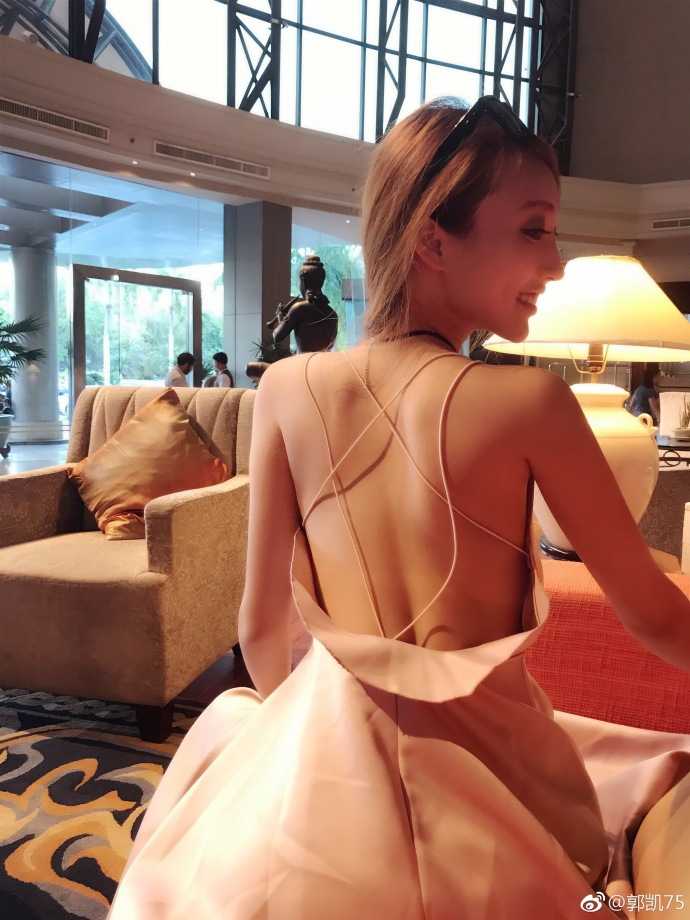 北大骄子情定翻版Angelababy 郭凯甜蜜公开恋情 郭凯女友的单人美照,她侧身回眸,一头柔顺的长发随风轻扬,精致的五官在光影下更显立体,眼神中透着一丝灵动与温柔。