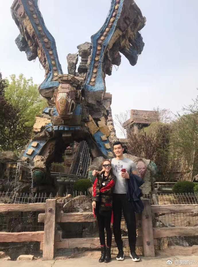 北大骄子情定翻版Angelababy 郭凯甜蜜公开恋情 郭凯在球场上挥洒汗水的瞬间,身着北大红色战袍,眼神专注而坚定,肌肉线条分明,充满了力量感,与场下的温柔形成鲜明对比。