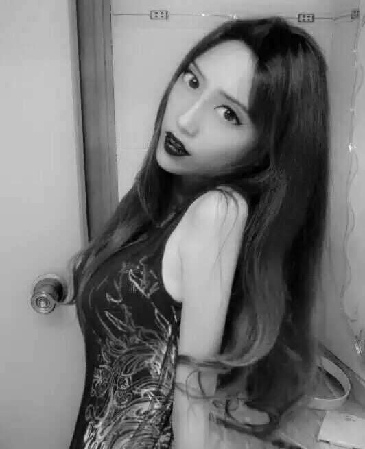 北大骄子情定翻版Angelababy 郭凯甜蜜公开恋情 郭凯女友的一张颇具时尚感的写真,她穿着一袭优雅的黑色长裙,秀发披肩,回眸间浅笑嫣然,气质神韵与明星Angelababy确有几分相似。