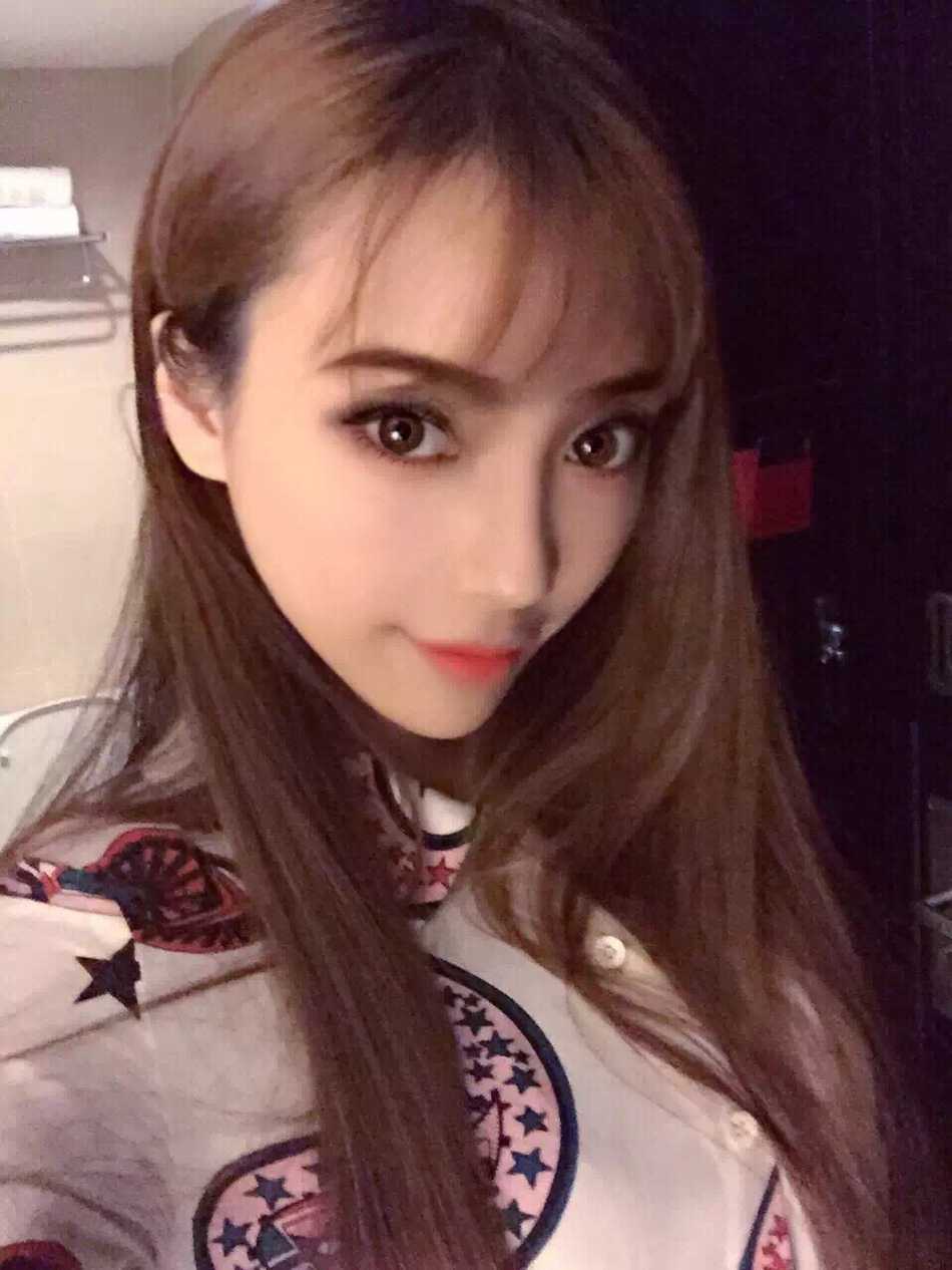 北大骄子情定翻版Angelababy 郭凯甜蜜公开恋情 两人在海边度假的合照,夕阳的余晖洒在身上,郭凯从背后轻轻拥着女友,两人望向远方,画面充满了电影海报般的浪漫与宁静。