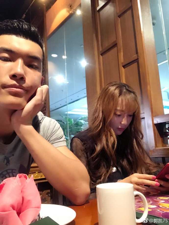 北大骄子情定翻版Angelababy 郭凯甜蜜公开恋情 郭凯与神似Angelababy的女友头贴头甜蜜合影,两人笑容灿烂,眉眼间满是藏不住的幸福,画面温馨养眼。