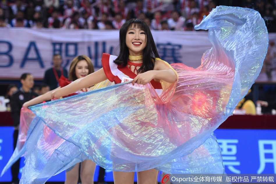 北控啦啦队精灵热舞引爆CBA赛场 啦啦队谢幕环绕球场,与观众挥手道别,笑容温暖冬夜