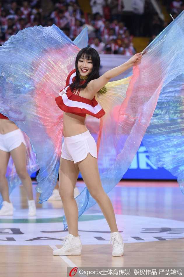 北控啦啦队精灵热舞引爆CBA赛场 精灵啦啦队集体亮相,尖耳装饰与俏皮舞姿萌翻全场