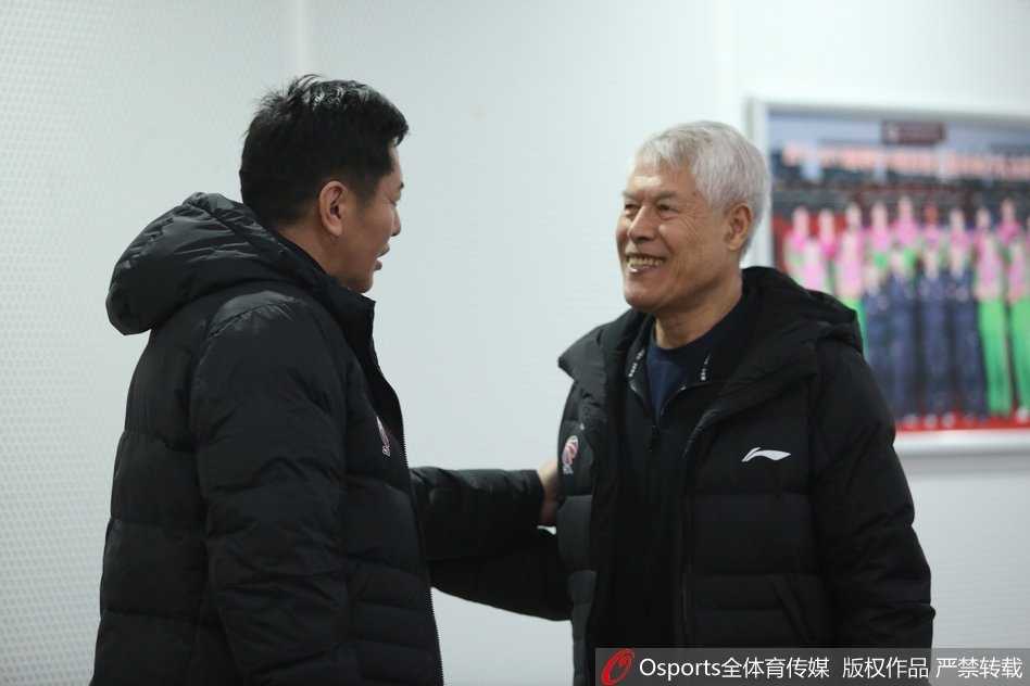 北控寒冬砺剑,兰多夫戴绒挑灯看剑 白毛巾与绒帽之下,兰多夫的眼神锐利如鹰,他跃起扣篮的瞬间仿佛让整个球馆的温度都随之升高。