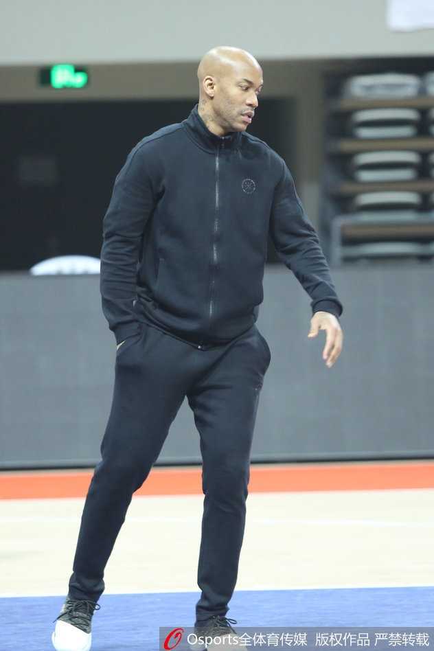 北控寒冬砺剑,兰多夫戴绒挑灯看剑 兰多夫在低位要球,绒帽遮住了耳朵,却遮不住他敏锐的听觉和队友的呼喊,他犹如一头在寒风中觅食的猛兽。