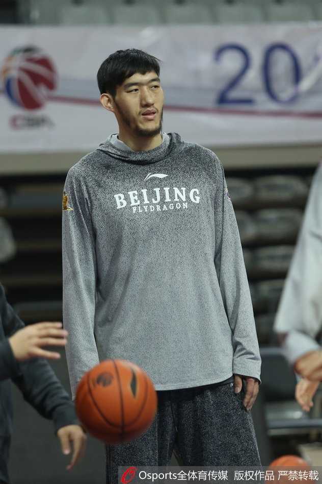 北控寒冬砺剑,兰多夫戴绒挑灯看剑 离开训练场前,兰多夫最后看了一眼记分牌,手中的绒帽仿佛是他这一天战斗的勋章,静待下一场硝烟的来临。