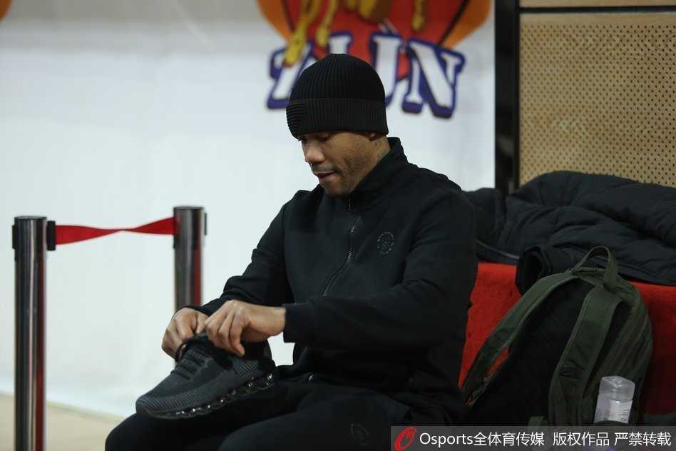 北控寒冬砺剑,兰多夫戴绒挑灯看剑 兰多夫在教练的指导下进行罚球练习,绒帽下的呼吸凝成白雾,但他的出手依然稳定,如同他的大心脏一般值得信赖。