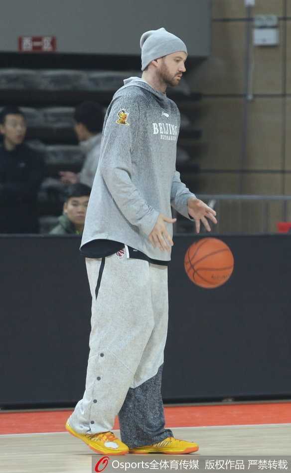 北控寒冬砺剑,兰多夫戴绒挑灯看剑 训练间隙,兰多夫将绒帽的护耳紧紧系好,仿佛在为自己系上战斗的铠甲,每一个细节都透露出对寒冷的抵御和对胜利的渴望。