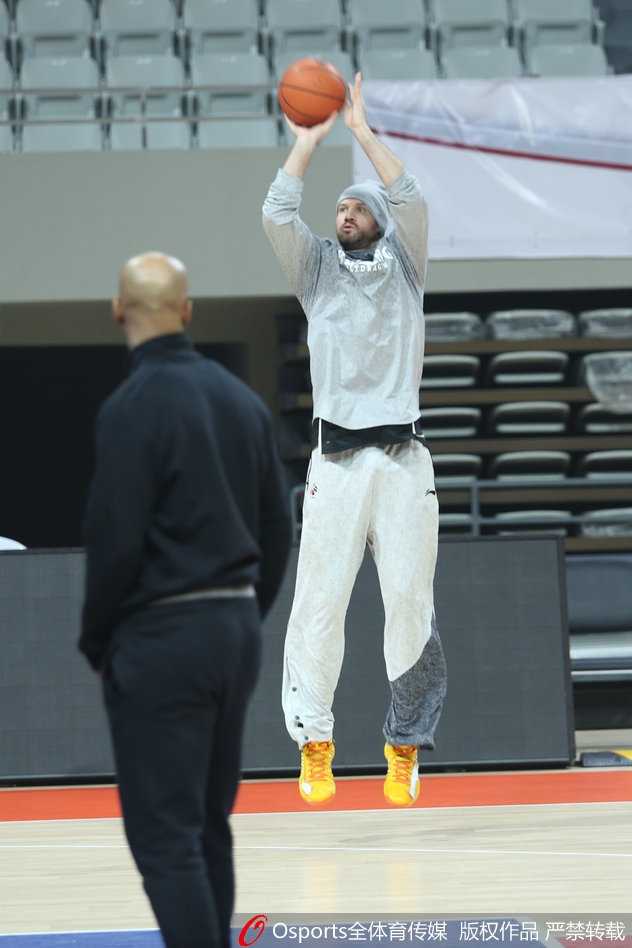 北控寒冬砺剑,兰多夫戴绒挑灯看剑 训练结束,兰多夫用绒帽擦去额头的汗珠,那顶绒帽见证了他每一次的喘息与坚持,也见证了他为这座城市拼尽全力的决心。