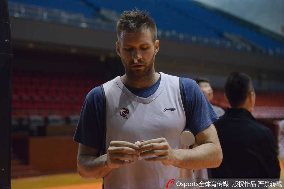 尽管鼻部受伤流血，兰多夫经过短暂治疗后依然坚持留在场上，眼神坚毅地参与接下来的训练。