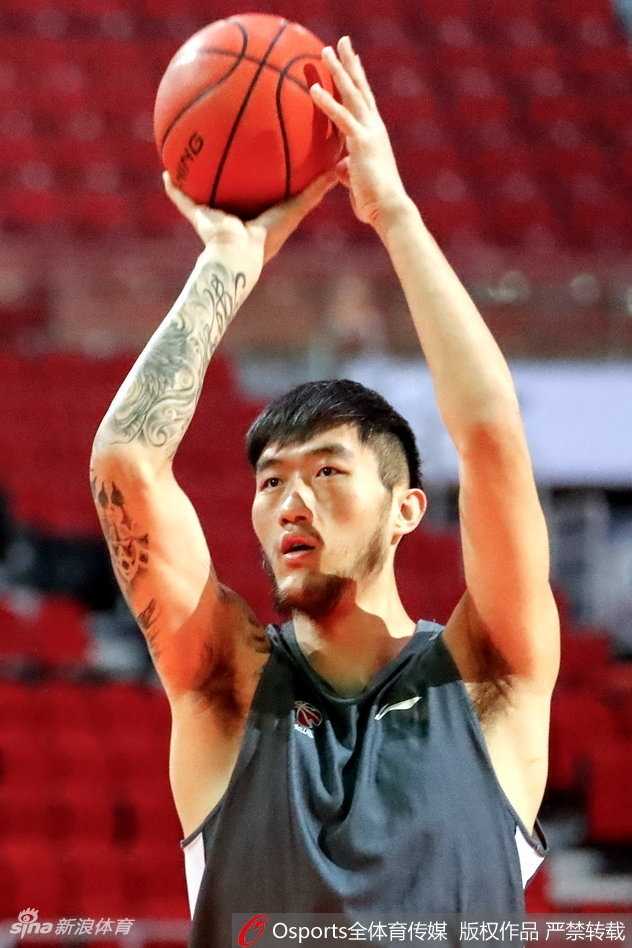 北控男篮冲刺季后赛新援阿拉基融入加速马布里传人亮相训练场 阿拉基在训练中完成变向突破,防守球员只能望其项背,动感十足