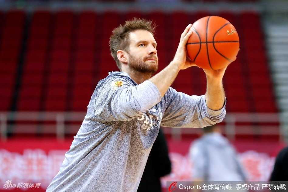 北控男篮冲刺季后赛新援阿拉基融入加速马布里传人亮相训练场 阿拉基在训练中高高跃起进行跳投,身旁的队友们正在卡位准备拼抢篮板