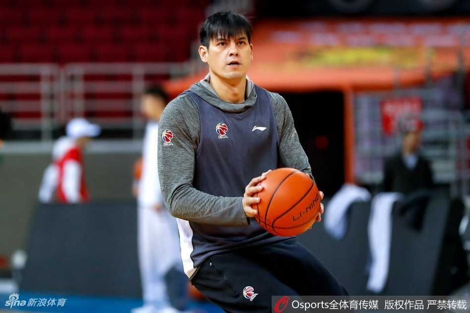 北控男篮冲刺季后赛新援阿拉基融入加速马布里传人亮相训练场 训练间歇,阿拉基与主教练丁伟在场边进行沟通,认真聆听战术布置