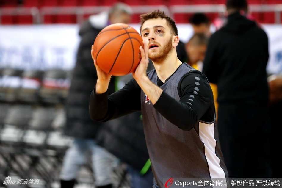 北控男篮冲刺季后赛新援阿拉基融入加速马布里传人亮相训练场 训练场上阿拉基完成一次漂亮的抢断,随后快速运球推进,准备发动反击