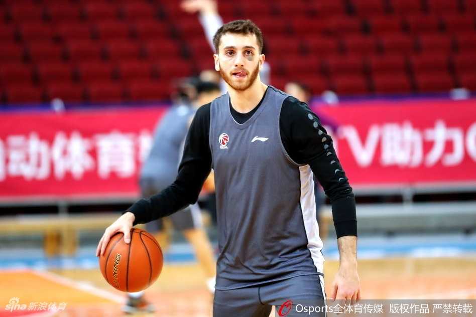 北控男篮冲刺季后赛新援阿拉基融入加速马布里传人亮相训练场 阿拉基与队友们在训练场上围成一圈,击掌鼓劲,团队氛围热烈融洽