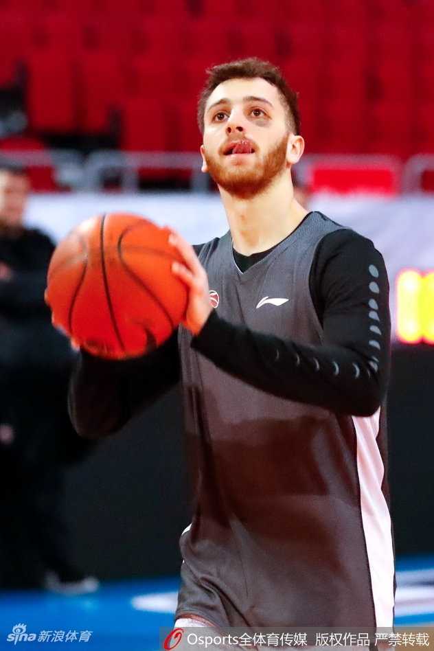 北控男篮冲刺季后赛新援阿拉基融入加速马布里传人亮相训练场 阿拉基身穿北控训练服在场上持球观察,眼神犀利,准备发动进攻