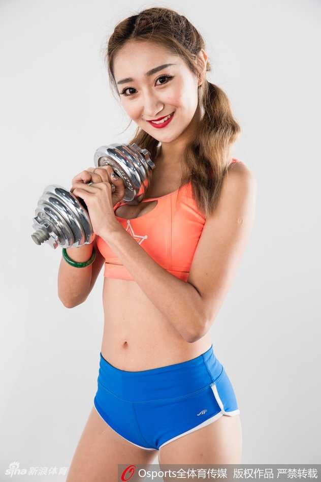 北控男篮啦啦队活力绽放,运动写真定格青春风采 啦啦宝贝露出甜美笑容,双手比心,与看台球迷互动瞬间。