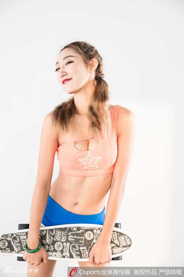 北控男篮啦啦队活力绽放,运动写真定格青春风采 动感舞蹈中,队员奋力跃起,长发飘逸,展现力与美。