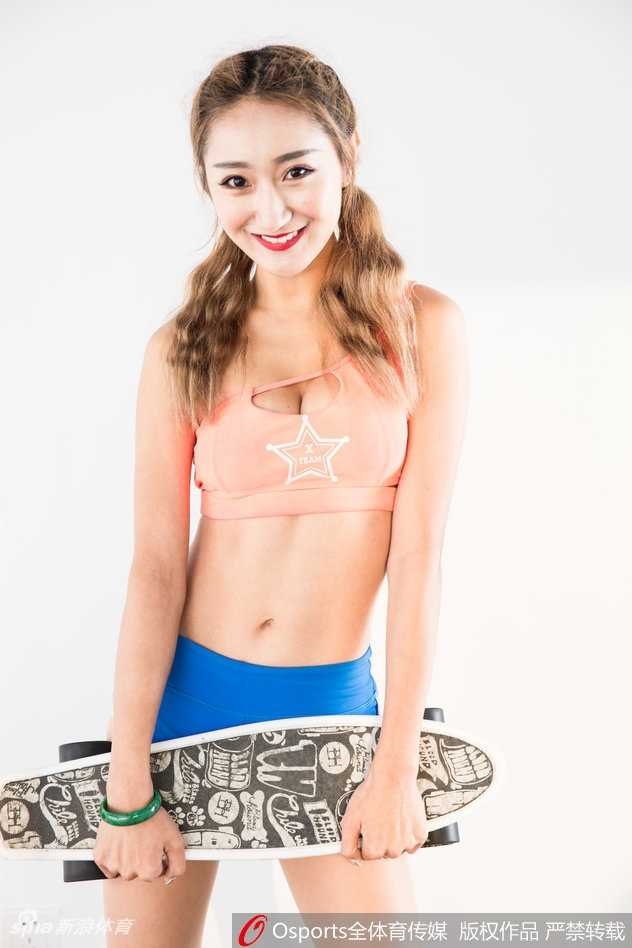 北控男篮啦啦队活力绽放,运动写真定格青春风采 运动写真拍摄中,宝贝展现柔韧身姿,背景是篮球场座位席。