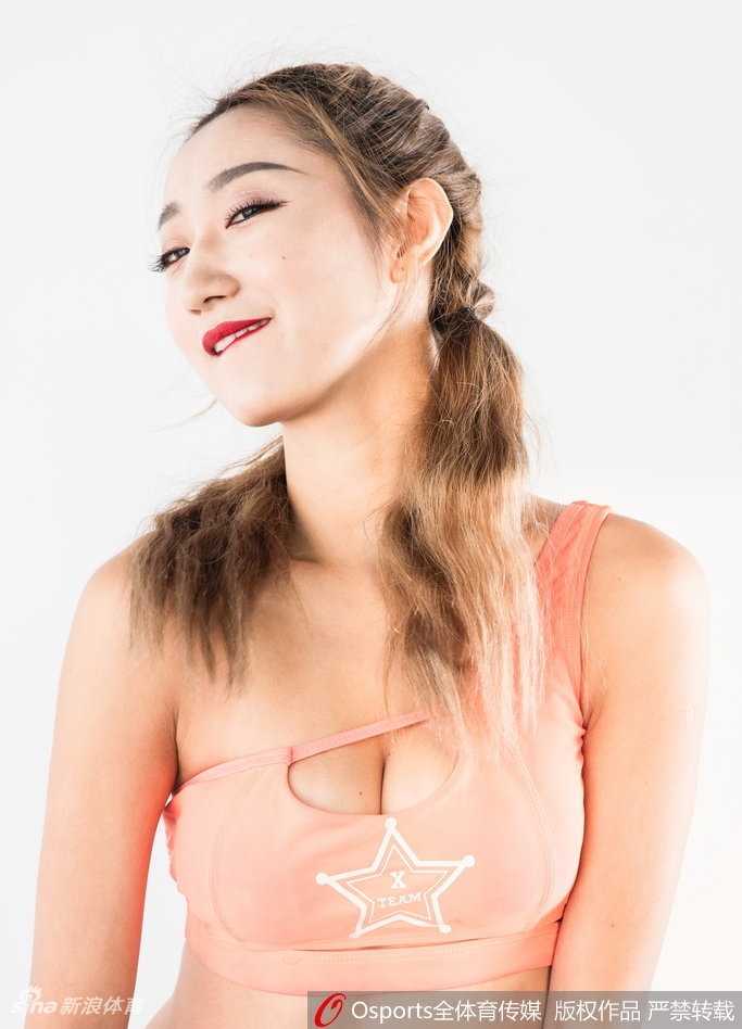 北控男篮啦啦队活力绽放,运动写真定格青春风采 XTM啦啦队宝贝身着靓丽表演服,手持花球,眼神专注充满自信。