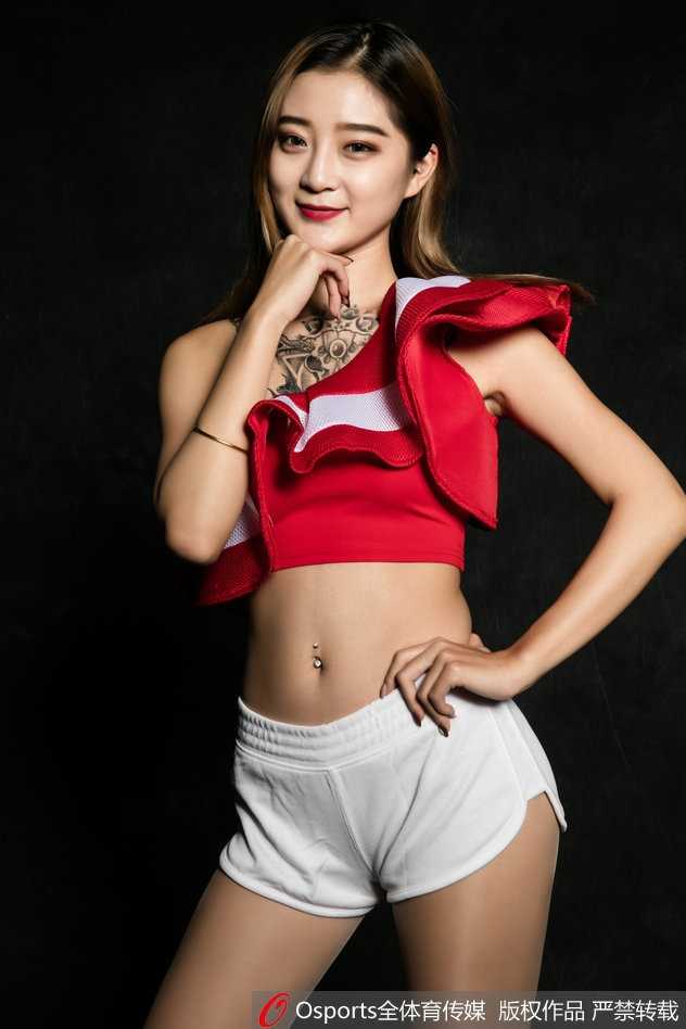 北控篮球宝贝XTM啦啦队:赛场边的璀璨星光,回眸一笑百媚生 双人合照,两位篮球宝贝并肩而坐,面对镜头露出灿烂笑容,展现出姐妹般的深厚情谊与青春活力