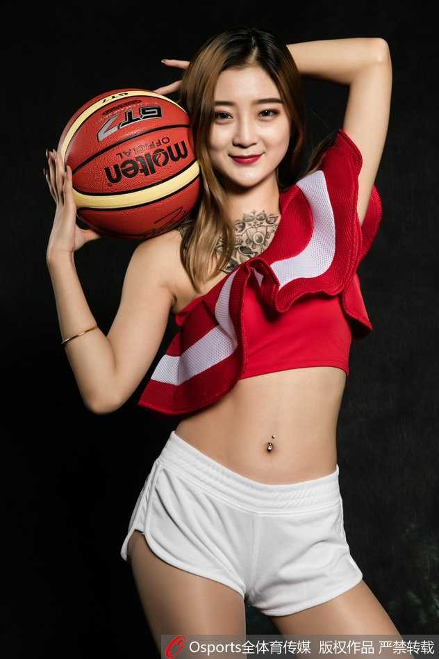 北控篮球宝贝XTM啦啦队:赛场边的璀璨星光,回眸一笑百媚生 身穿亮黄色表演服的篮球宝贝,单手轻抚秀发,眼神温柔地看向镜头,甜蜜气质尽显
