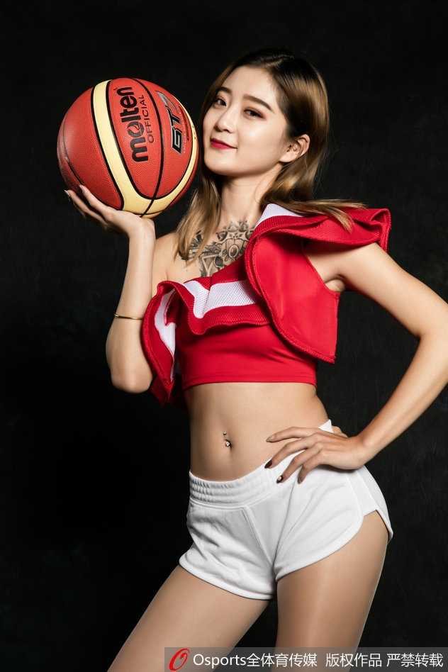 北控篮球宝贝XTM啦啦队:赛场边的璀璨星光,回眸一笑百媚生 XTM队员在休息间隙的抓拍,侧身回眸,五官精致立体,背景虚化更凸显人物的娇美神态