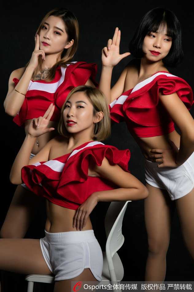 北控篮球宝贝妩媚光影,赛场边绽放的青春华章 聚光灯下,宝贝们整齐划一的队形与自信昂扬的姿态,共同构成了北控主场最引人注目的青春风暴。