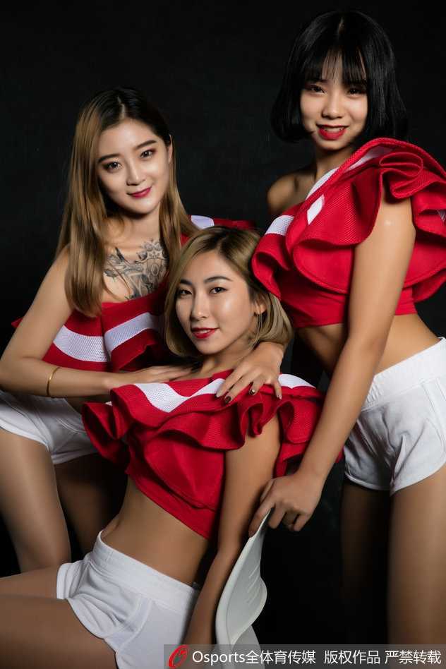 北控篮球宝贝妩媚光影,赛场边绽放的青春华章 训练间隙,两位宝贝相视而笑,默契在眼神中流转,紧身的训练服勾勒出她们为热爱而塑造的健美线条。