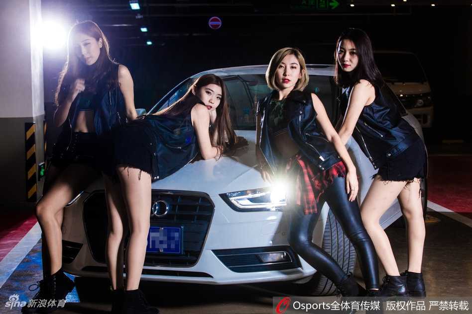 北控篮球宝贝新赛季写真:香车相伴,绽放力与美 篮球宝贝身着一袭亮红色运动背心,斜倚在流线型的银色跑车旁,修长的美腿与车身线条相得益彰,眼神中透露出自信与不羁。