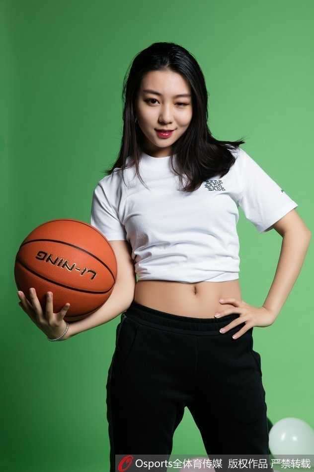 北控篮球宝贝灵动瞬间:俏皮 wink 绽放赛场活力 手拿啦啦队专属花球,女孩做出搞怪的斗鸡眼表情,瞬间打破了啦啦队一贯的甜美形象,这种无厘头的可爱反差萌,让人感受到她私下里活泼幽默的真性情。