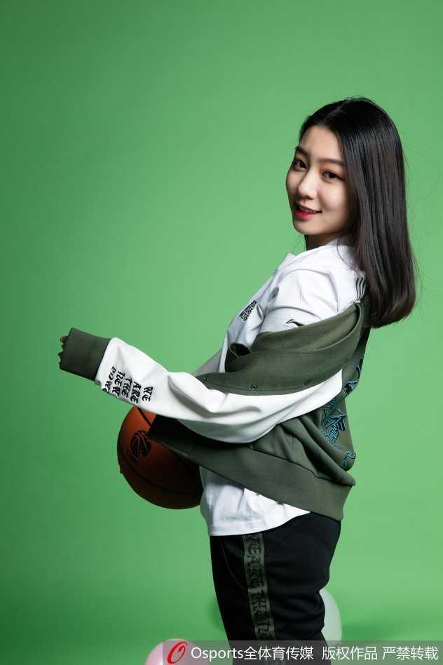 北控篮球宝贝灵动瞬间:俏皮 wink 绽放赛场活力 这位宝贝双手托腮,如同春日里初绽的花朵,清澈的眼眸弯成了月牙,纯真的笑容极具感染力,让人瞬间忘却了赛场的紧张,仿佛被一股温暖的治愈力包围。