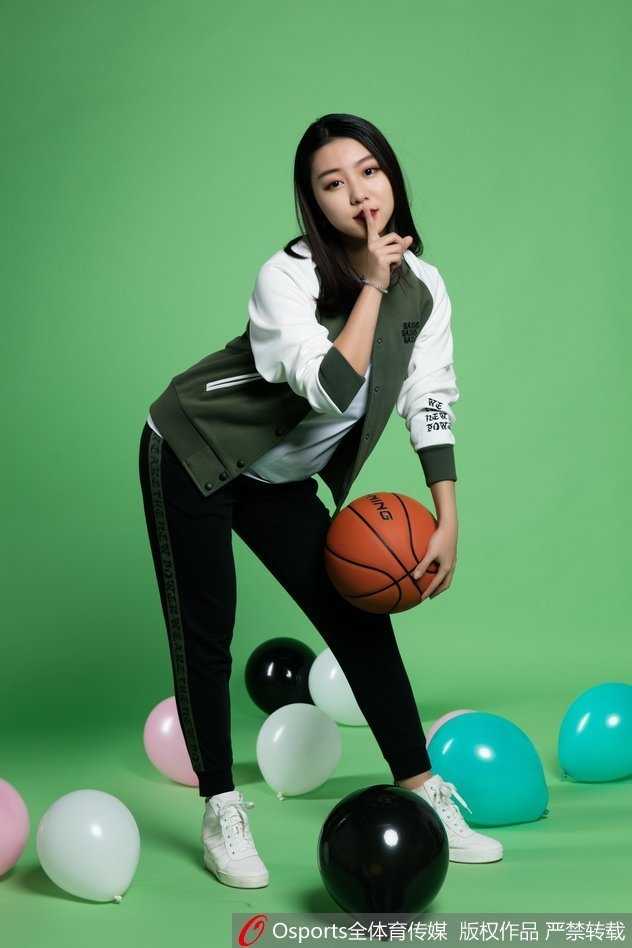 北控篮球宝贝灵动瞬间:俏皮 wink 绽放赛场活力 镜头前,篮球宝贝侧身回眸,束起的马尾辫随着动作轻盈摆动,她不经意间的一个wink,仿佛一道电流划过空气,俏皮中带着几分电力十足的小性感。