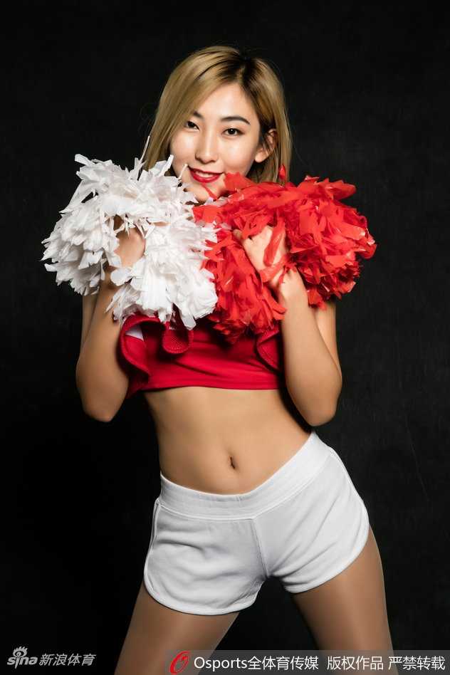 北控篮球宝贝红妆绽放 赛场边那抹妩媚动感的京城风景 动感瞬间抓拍,篮球宝贝们在场上跃起,红妆闪耀,活力四射的身姿与专注神情完美诠释了力与美的结合。