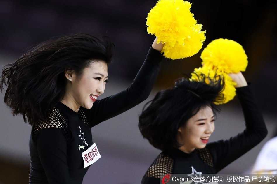 北控篮球宝贝:寒冬里的热舞,赛场边最靓丽的风景线 表演结束后,篮球宝贝们在场地边列队向观众致意,她们脸上依然保持着灿烂的笑容,尽管汗水已经打湿了发梢,但她们的热情感染了在场的每一个人。