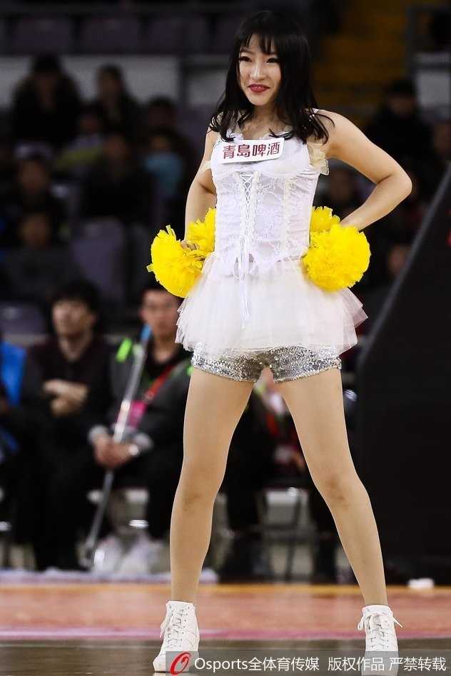 北控篮球宝贝:寒冬里的热舞,赛场边最靓丽的风景线 镜头聚焦于一位领舞的篮球宝贝,她扎着清爽的马尾辫,在聚光灯下展现着自信而妩媚的笑容,手中的花球随着动感的节奏在空中划出优美的弧线。