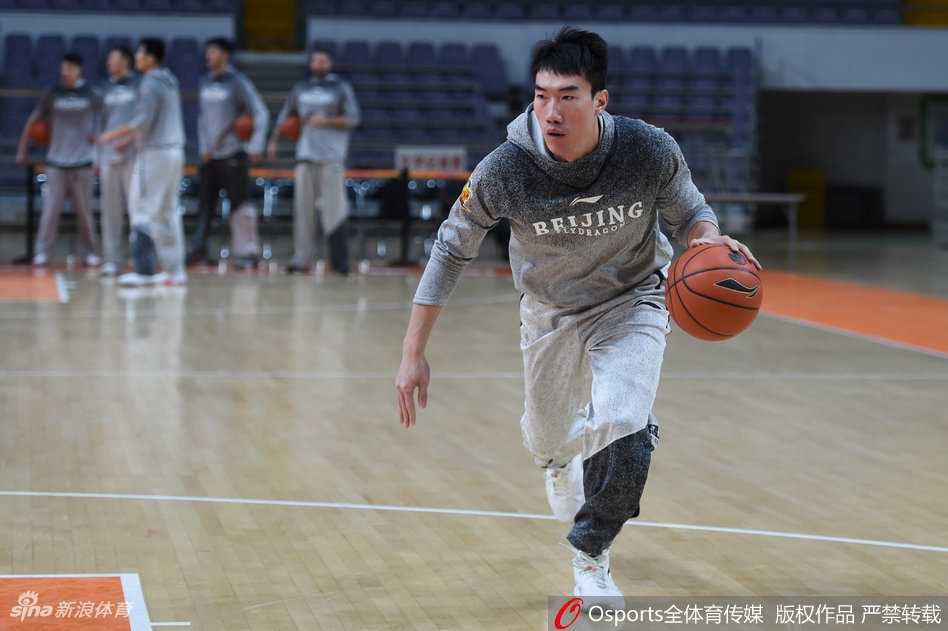 马布里与队友在场边轻松互动，笑容灿烂，团队的融洽氛围在冬日的训练馆里流淌，备战时光也变得温暖而有力。