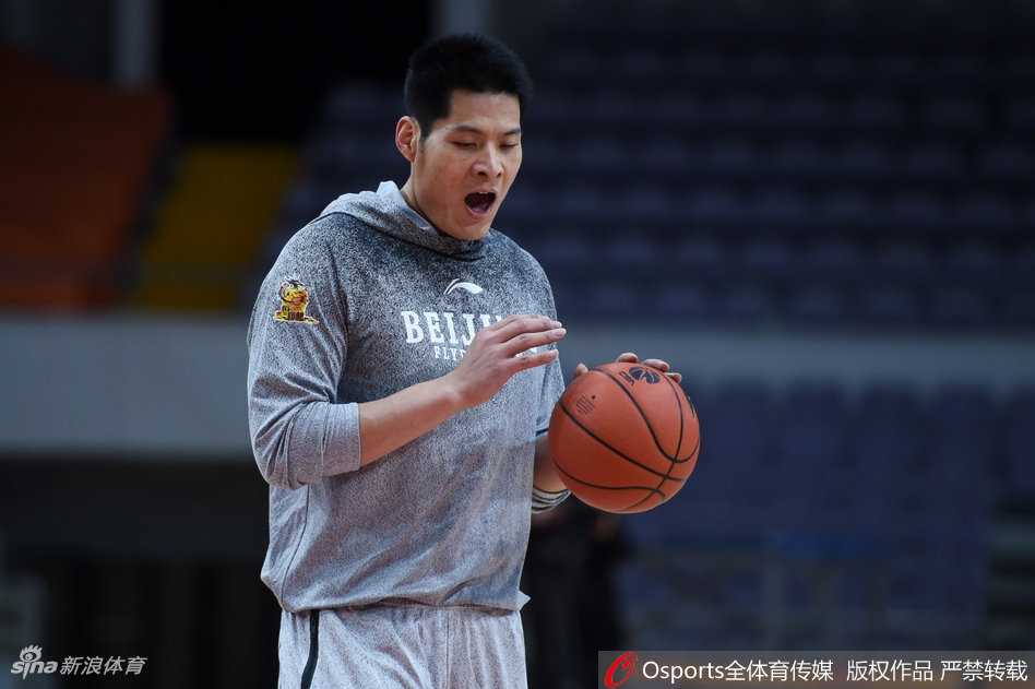 运球推进中的马布里神情专注，眼神穿透防线，仿佛已经洞悉了对手下一步的防守漏洞，周身散发出指挥官的威严。