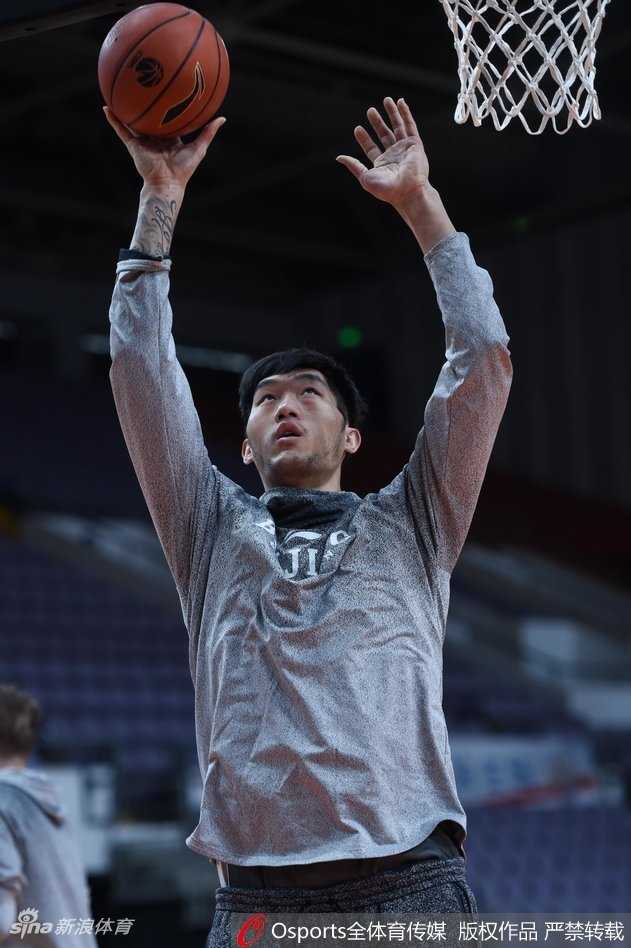 热身中的马布里表情轻松愉悦，汗水顺着脸颊滑落，举手投足间充满了韵律感，仿佛在享受一场属于自己的篮球派对。