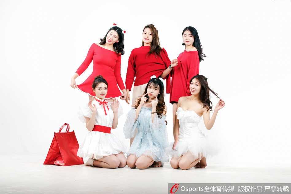 伴随着动感的鼓点，炫舞团VC的队员们扎着清爽的马尾，身着粉色战袍在球场中央绽放，她们的笑容仿佛能融化寒冬。