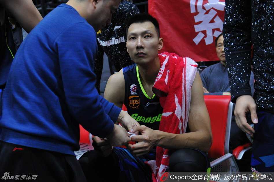 十指連心傷與恨:易建聯血灑總決賽之夜 隊醫正在進行包紮,阿聯低頭看著傷口,汗水從額頭滑落,眼神疲憊而複雜。