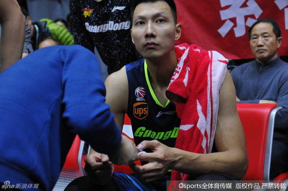 十指連心傷與恨:易建聯血灑總決賽之夜 隊醫小心地用棉籤擦拭阿聯指尖的血跡,阿聯眉頭緊鎖,咬著下唇不讓自己發出聲音。