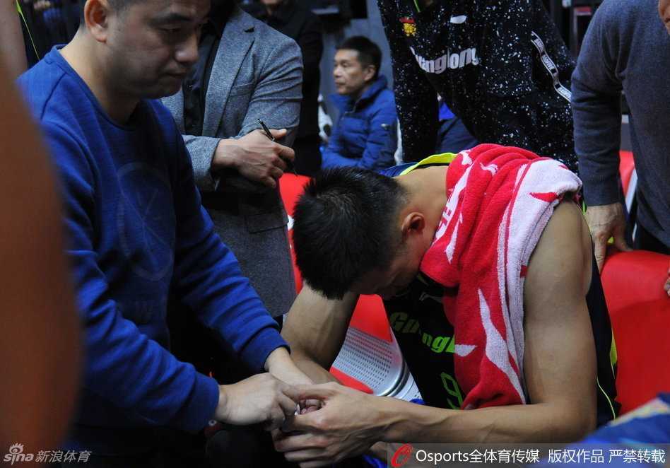 十指連心傷與恨:易建聯血灑總決賽之夜 隊醫舉起阿聯受傷的手指仔細查看,阿聯表情痛苦卻又極力剋制,內心充滿了焦急。