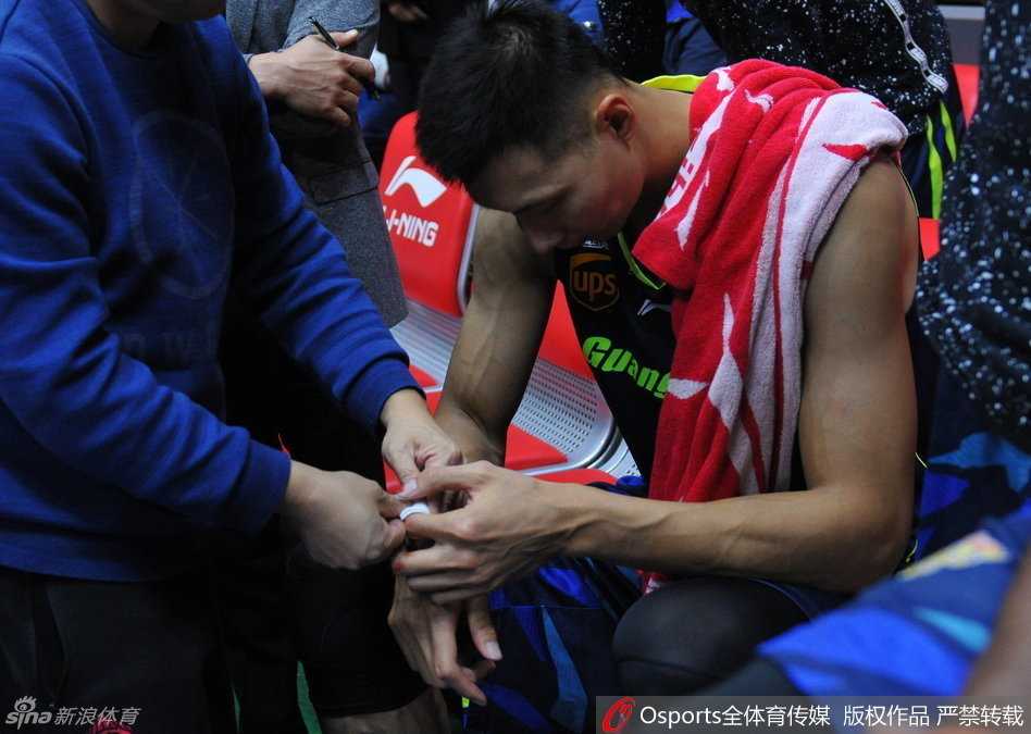 十指連心傷與恨:易建聯血灑總決賽之夜 簡單包紮後,阿聯坐在板凳席末端,目光呆滯地看著場上,心情久久無法平靜。